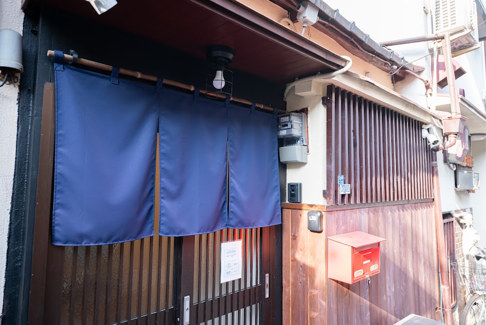 のれんのかかった外観